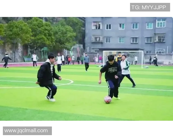 踢足球几个技巧分享让你在球场上更加出色的表现与进步方法